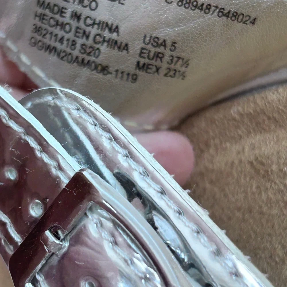 Wonder Nation Chrome Silver Sandals Comfortable and Stylish‎ youth 5 women’s 7